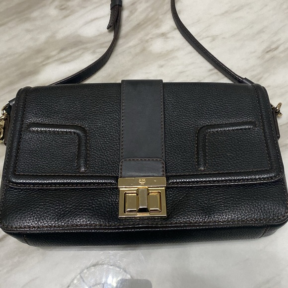 MCM Vintage Elegant Black Leather Shoulder Bag - Picture 13 of 14